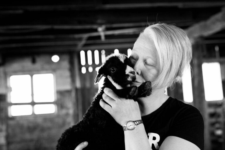 Helena och lamm svartvitt-1681733646