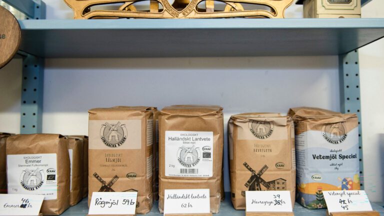 Bilden visar en hylla med olika mjölpåsar.